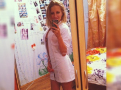 Сексуальная блондинка-медсестра соблазнительными видео и «голыми» фото стала «супергероиней» для пациентов