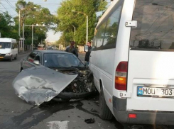 Серьезная авария с участием маршрутки произошла этим утром в центре столицы 