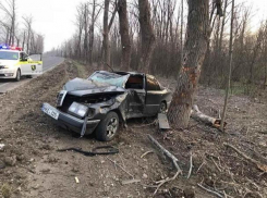 26-летний водитель уничтожил свой Mercedes под Дрокией - устал и потерял управление