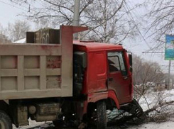 Грузовик с щебнем снес столб после жесткого столкновения с микроавтобусом в Единцах