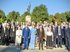 Додон и “Патриотический блок” возложили цветы к памятнику Штефану Великому в День независимости