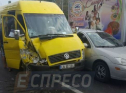 Микроавтобус с гражданами Молдовы протаранил два автомобиля в Киеве