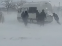 На юге Молдовы пограничники помогают гражданам, застрявшим в сугробах
