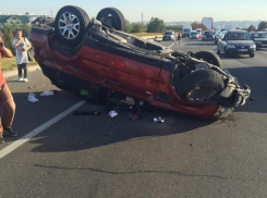 Под Кишиневом автомобиль перевернулся после столкновения с припаркованным прицепом