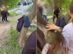 Мужчина с ножом в руке искал закладку во дворе, полном детьми