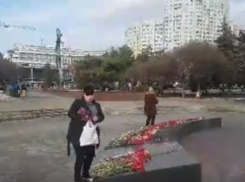 В Кишиневе женщину засняли за воровством цветов c мемориала воинам-афганцам