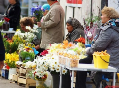 Пенсионеры продают полевые цветы, чтобы оплатить коммунальные услуги