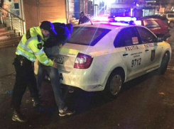 Преследуемого смелой женщиной бандита на улице Кишинева схватила патрульная группа