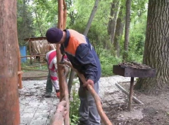 Владелец кафе устроил скандал из-за сноса беседок в парке на Рышкановке