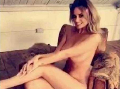 Обнаженная модель с большой грудью в мягком кресле потрясла мужчин эротическим видео