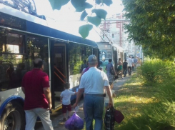 Оборванные провода электропередачи помешали движению троллейбусов в час пик 