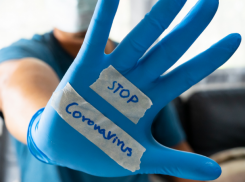 Энтузиасты против COVID-19: в инфекционной больнице Кишинева появилась кабинка для обеззараживания