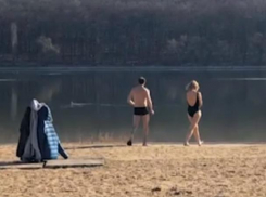 Вызов зиме - в озере Валя Морилор искупались молдавские «моржи»