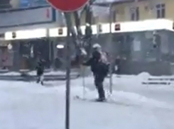 Это март, детка: на улицах Кишинева заметили весеннего лыжника 