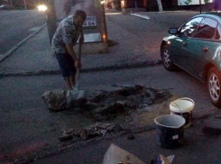 Чудовищную яму на дороге ликвидировал разочаровавшийся во властях житель Кишинева