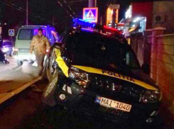 Мчавшийся по вызову полицейский внедорожник оказался в канаве в Дурлештах из-за легковушки