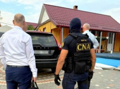 Прокурор, адвокат и посредники задержаны по делу о взятке в 500 тысяч леев