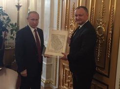 Карта, бронза, два правителя: Игорь Додон и Владимир Путин обменялись памятными подарками