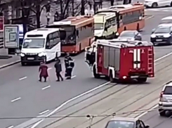 Умилительные кадры. Пожарные пришли на помощь старушке на дороге