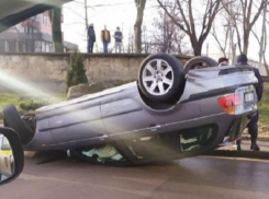 Дама перевернула на Ботанике автомобиль с двумя детьми