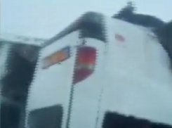 Пять человек пострадали в перевернувшемся микроавтобусе в Новоаненском районе