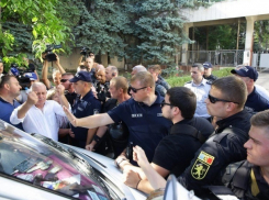 Четверо полицейских пострадали при попытке сторонника Нэстасе и Санду въехать в толпу на митинге оппозиции 