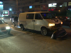 На Ботанике мужчина оказался под колесами микроавтобуса