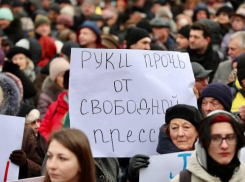 «Долой». Народ собрался у парламента с протестами, депутаты PAS не вышли