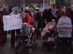 Кишиневцы провели акцию протеста против строительства АЗС в парке «Алунел»