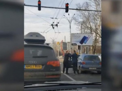 На Ботанике двое водителей устроили разборку прямо посреди дороги