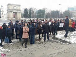 Массовая акция протеста прошла перед зданием правительства в Кишиневе