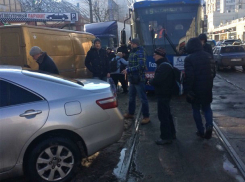 «Перегидрольный блондин» вынудил жителей Одессы перенести его иномарку с трамвайных путей