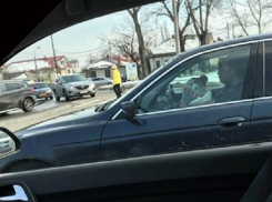 Рискованный водитель усадил за руль маленькую дочку в центре Кишинева 