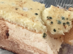 Отвратительный сюрприз обнаружил в купленном торте житель Кишинева