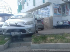 Забетонировать пожизненно предложили кишиневцы автомобили, паркующиеся возле ступенек