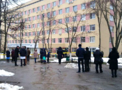 Пациентов поликлиники на Чеканах эвакуировали из-за сообщения о взрывном устройстве