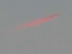 Огненный НЛО с «кровавым» хвостом поймал на видео смелый мужчина