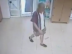 Серийный потрошитель шкафчиков для вещей в столичных магазинах попался на видео