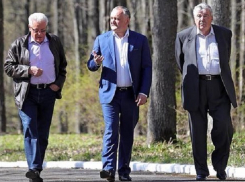 Додон, Снегур и Лучинский обсудили в лесопарке потери и достижения Молдовы