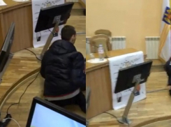 Безумие во время заседания в примэрии: парализованный парень ползал по полу под крики мунсоветников