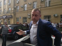 Беспорядки в Харькове: националисты разгромили здание горадминистрации и устроили позорную «люстрацию» вице-мэру