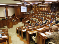 Тема с вакцинами спровоцировала жаркие дебаты в молдавском парламенте