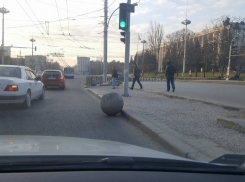 На бульваре Штефана чел Маре на дорогу выкатился бетонный шар