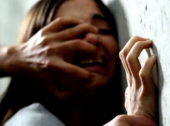 В Теленештах 42-летний мужчина изнасиловал 12-летнюю дочь своей сожительницы