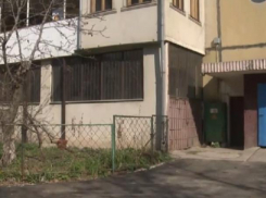 На Скулянке предприимчивый автолюбитель построил гараж прямо на первом этаже девятиэтажки 