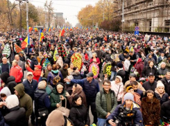 50 000 протестующих в один голос скандировали: Долой Майю Санду!