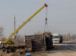 Грузовик с металлоломом перевернулся на опасном повороте в Рышканском районе