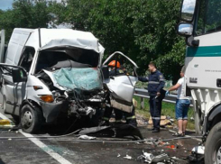 Водитель фургона погиб, а пассажир получил ранения в жутком ДТП с грузовиком в Чимишлии