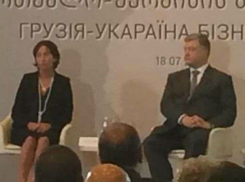 Конфуз в Тбилиси: Порошенко усадили под баннер с ошибкой в названии Украины