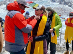 Задумавшая покорить Эверест гражданка Молдовы упорно идет к цели - она уже на высоте в 5 500 метров